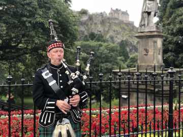 Edinburgh Castle Bagpiper